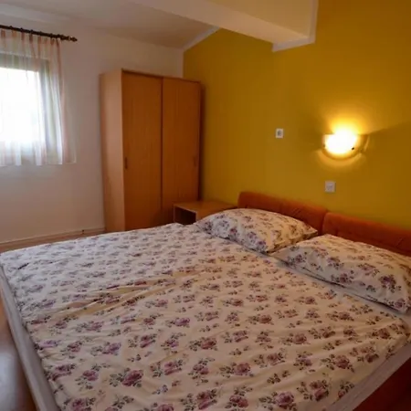 In Vrvari With Balcony, Air Conditioning, Wifi, Washing Machine Apartamento Poreč