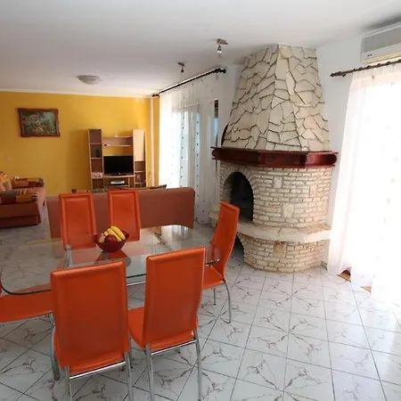 In Vrvari With Balcony, Air Conditioning, Wifi, Washing Machine * Poreč