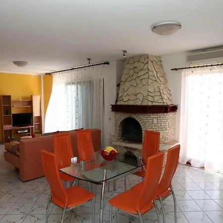 In Vrvari With Balcony, Air Conditioning, Wifi, Washing Machine