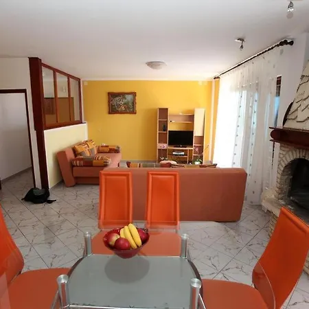 Apartamento In Vrvari With Balcony, Air Conditioning, Wifi, Washing Machine *