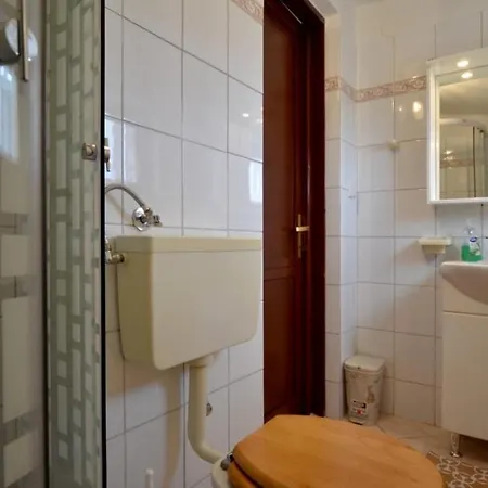 In Vrvari With Balcony, Air Conditioning, Wifi, Washing Machine Apartamento Poreč