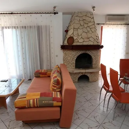 In Vrvari With Balcony, Air Conditioning, Wifi, Washing Machine * Poreč