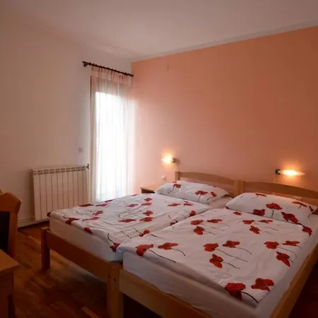 In Vrvari With Balcony, Air Conditioning, Wifi, Washing Machine Apartment *